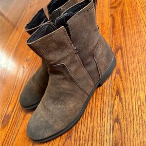 ECCO Touch 15 Women's Bootie in brown / Size 8 or 39